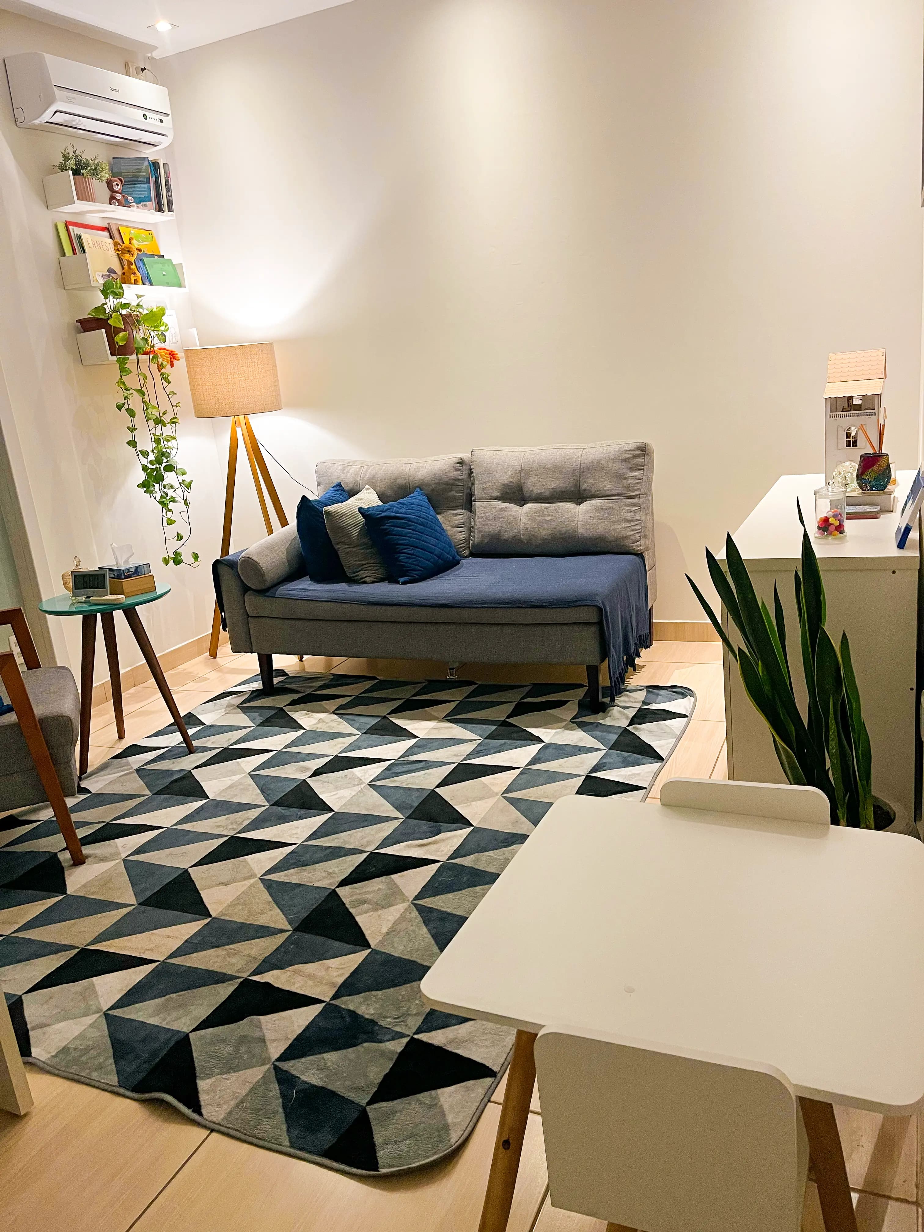 Detalhe do consultório com materiais de atendimento
